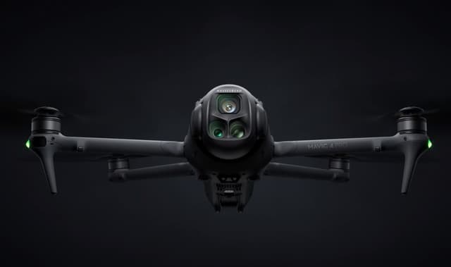  DJI Mavic 4 Pro: Capturați Filmări Aeriene Dinamice și Cinematografice din Orice unghi cu Gimbalul Inovator la 360°