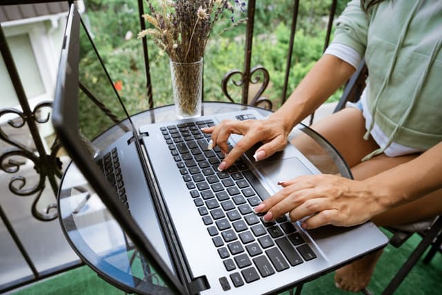 Conexiunile de Internet Gigabit, o treime din totalul conexiunilor fixe din România până la finalul anului 2024, confirmă expansiunea digitală rapidă.